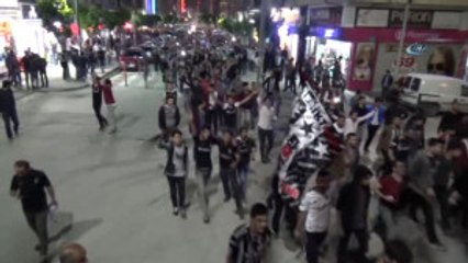 Beşiktaşlı Taraftarlar Şampiyonluğu Doyasıya Kutladı