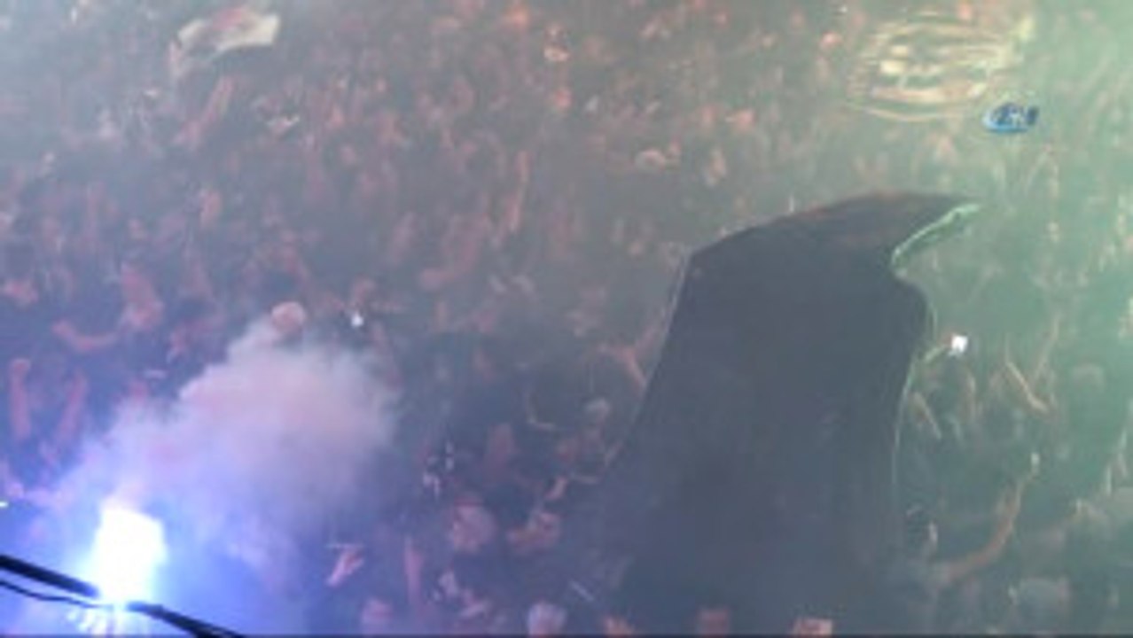 Beşiktaş Çarşı'da Şampiyonluk Coşkusu (Ek Görüntü)