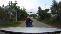 Un motard trouve son repas du soir sur sa route !