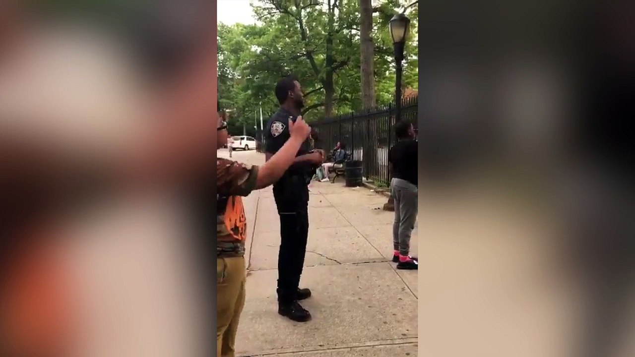 Un policier met un panier impressionnant !