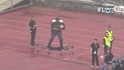 Coupe du Portugal : il amène le ballon du match en Flyboard