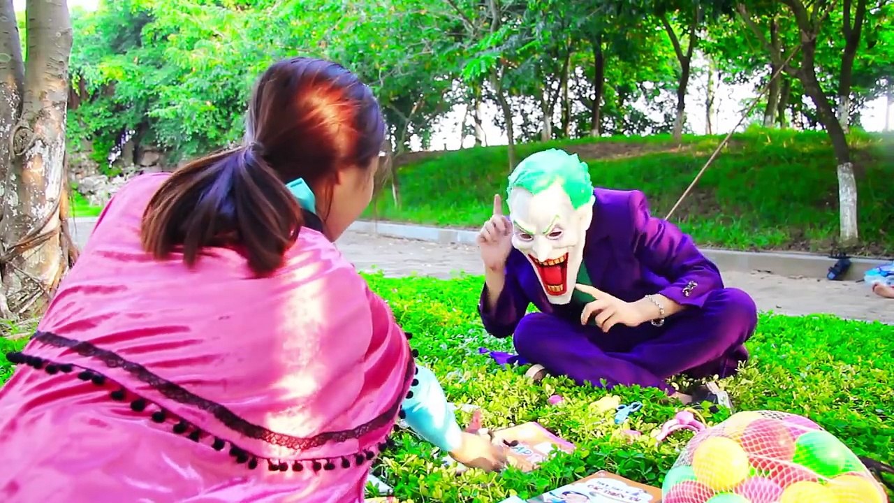 Et arrêter homme chauve-souris drôle fille enfants vol homme araignée super-héros Joker de police