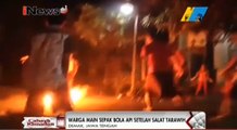 Asyiknya Bermain Tradisi Bola Api Usai Salat Tarawih