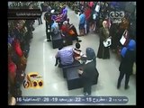 #ممكن | #فيديو_اليوم : سيدة تسرق حقيبة بأحد محلات بالإسكندرية .. خلي بالك من شنطتك