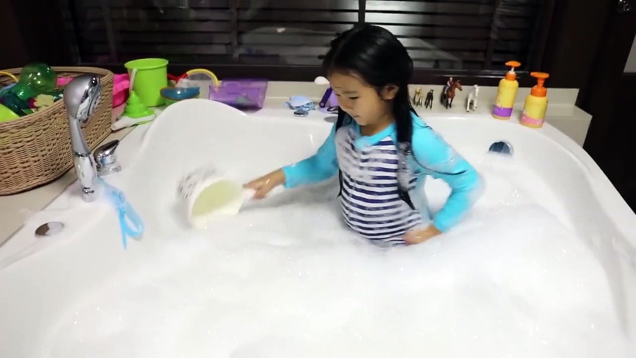 เด็กจิ๋วแช่อ่างจากุซซ�