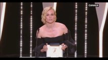 Festival de Cannes 2017 : Diane Kruger récompensée, elle rend hommage aux victimes des attentats (Vidéo)