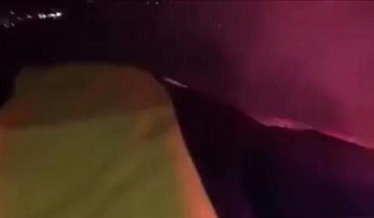 Beşiktaşlılar Fenerbahçe bayrağını yakarak köprüden indirdi