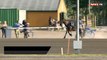Un cheval s'empale sur une barrière pendant une course de trot.