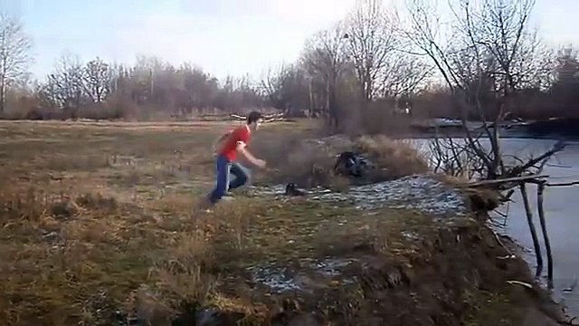 Si tuffa di testa nel fiume ghiacciato. Ma non è stata un buona idea...