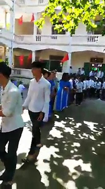 Thầy cô xếp thành hàng dài chia tay học trò ngày bế giảng