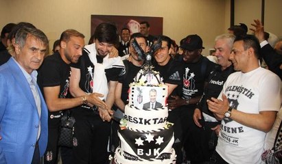 Havalimanında şampiyonluk pastası kesildi