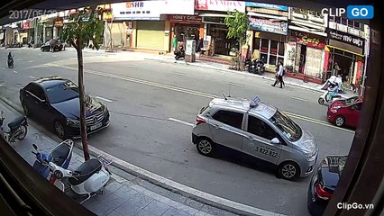 Cô gái xanh mặt vì cú xòe hàng chục mét của nam thanh niên