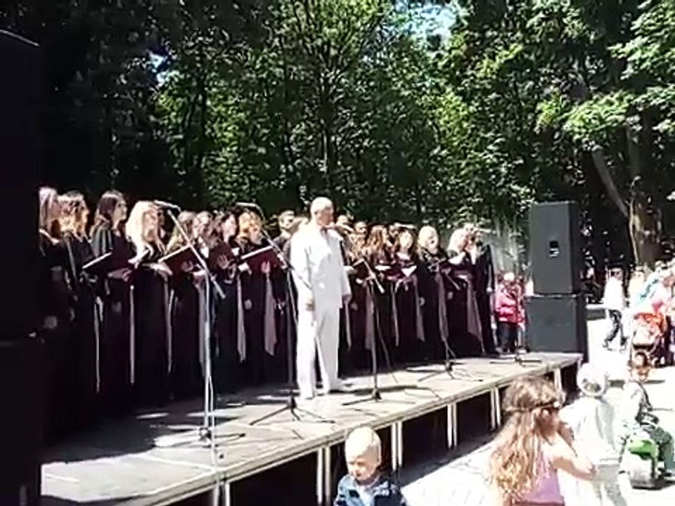 Проскурівські смаколики- Bеsame mucho у виконанні муніципального хору та Ігоря Цмура