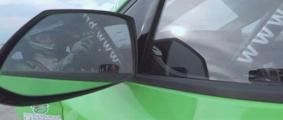 Se faire raser par une voiture de rallye - Pub Hongroise incroyable