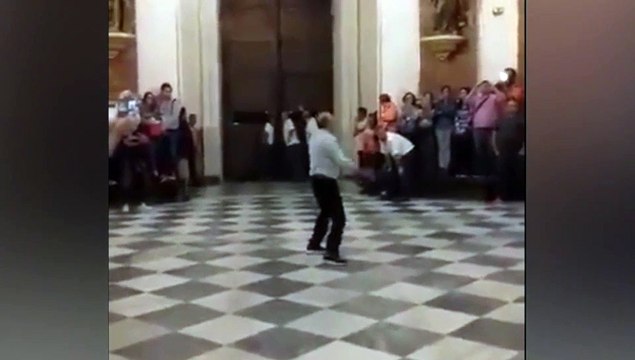 Une porte d'église s'effondre en pleine procession à Valence
