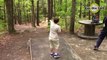 Une compétition de Frisbee dans les bois... Impressionnant de precision