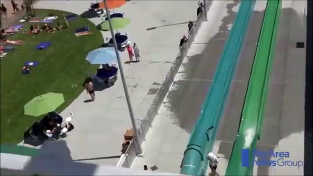 Ce gamin arrive beaucoup trop vite sur ce toboggan... FAIL