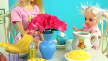 Игрушечная кухня для кукол Барби, Штеффи. Развивающее видео / Toy kitchen for dolls Barbie