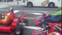 Des karts de Mario Kart roulent à côté de toi sur la route !