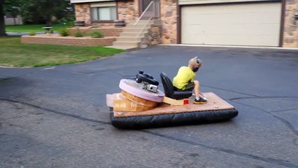 Ce gamin a un aéroglisseur pour lui !! Tellement bon !