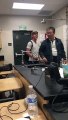 Un lycéen pète un plomb contre son prof en classe !