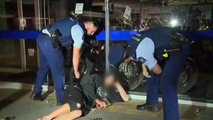 New Zealand Police drop off drunk man asleep on a Timaru footpath (Police Ten-7) [04:30]