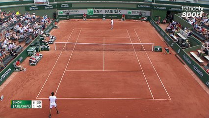 Roland-Garros 2017 : Superbe coup droit de Basilashvili et break contre Simon ! (6-1)