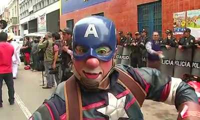 Badut-Badut Ambil Alih Jalanan Kota Peru