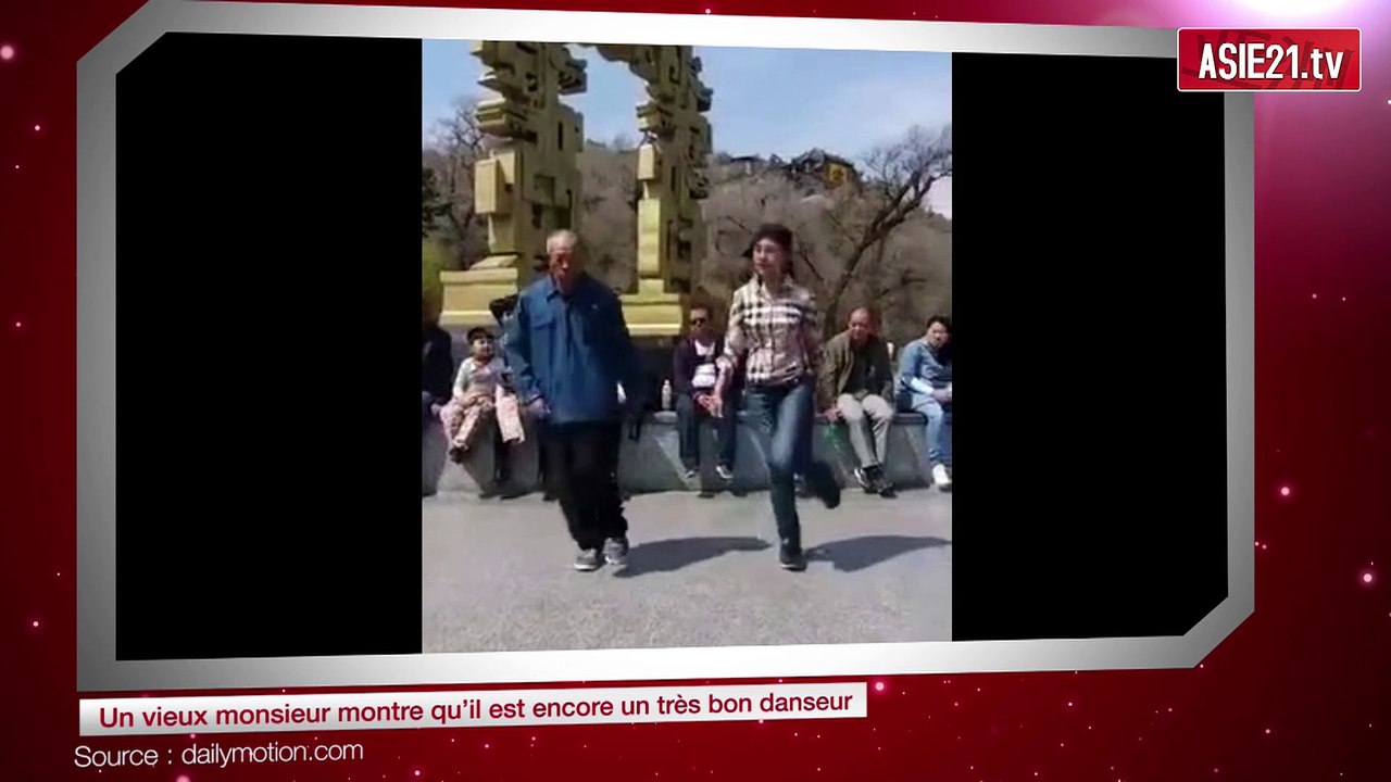 Un vieux monsieur montre qu’il est encore un très bon danseur