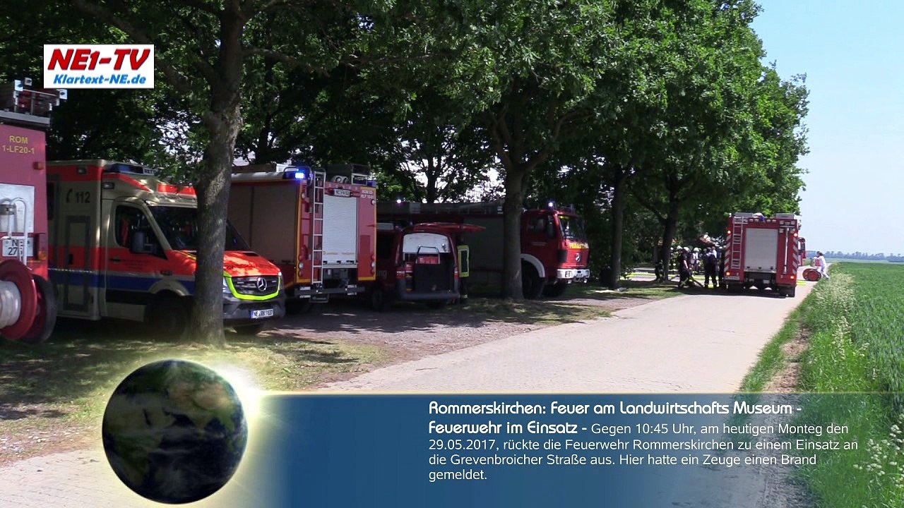 2017-05-29 Rommerskirchen: Feuer am Landwirtschafts Museum - Feuerwehr im Einsatz