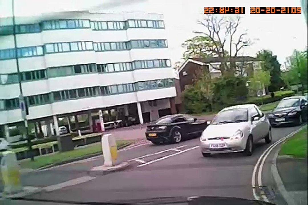 Land Rover driver goes right from the left hand lane