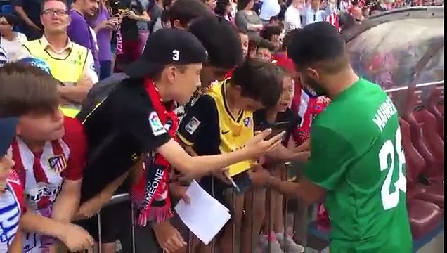 Riyad Mahrez avec les supporteurs de l'Atletico Madrid