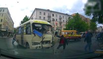 Un chauffeur de minibus percute une voiture
