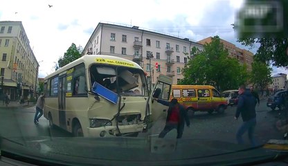 Un chauffeur de minibus percute une voiture