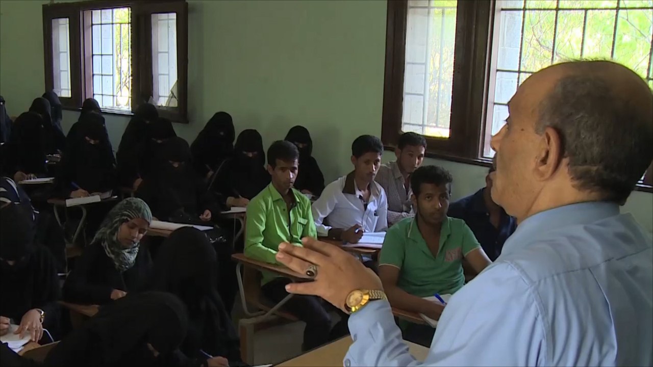 توقف صرف رواتب موظفي وأساتذة جامعة تعز