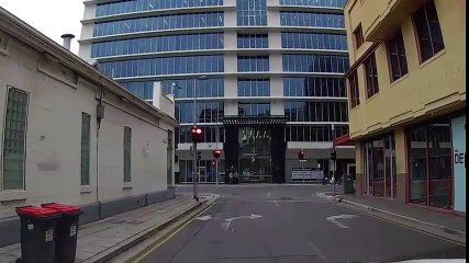Peatón se encara con un conductor y choca contra un poste