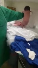 Un bébé marche à la naissance