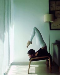 Increible lo que esta hermosa joven puede hacer con su cuerpo