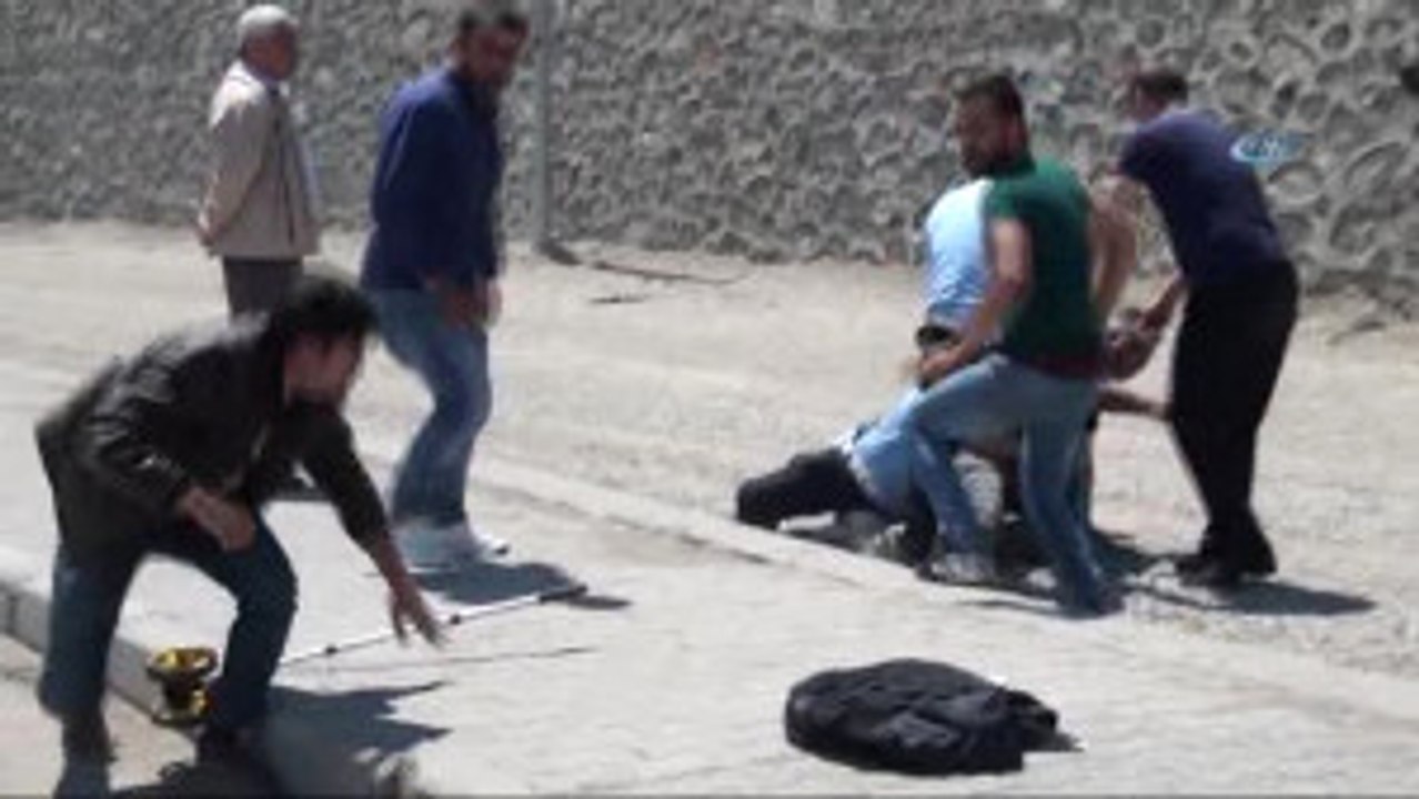 Trafik Kazası Sonrası Yumruk Yumruğa Böyle Kavga Ettiler