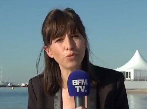 Vidéo : Public Buzz : Cannes 2017 : Une journaliste termine son duplex en s'offrant un plongeon dans la Mediterrannée
