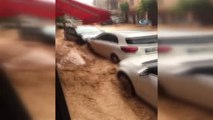 İzmir'de Sağanak Yağış Araçları Sular Altında Bıraktı