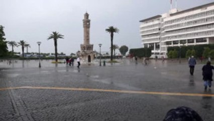 Sağanak Nedeniyle Iş Yerlerini Su Bastı