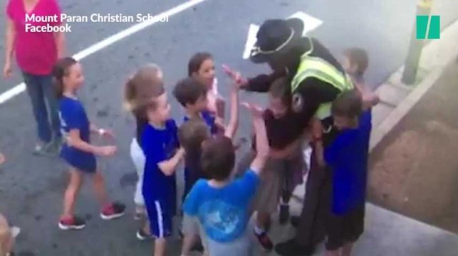 Après l'attentat de Manchester, des enfants font un énorme câlin au vigile de leur école