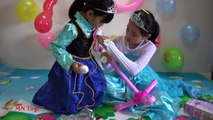 Nữ hoàng Elsa và Anna chơi trò Pie Face Game cùng các bạn trong ngày sinh nhật MN Toys