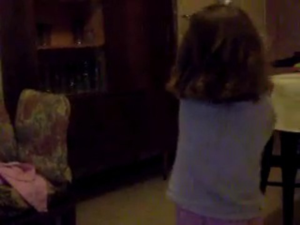 Ma fille danse avec sa poupée