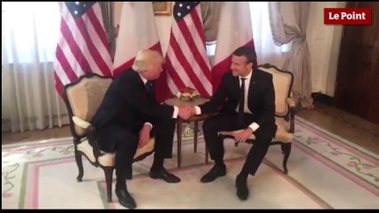 Les poignées de mains d'Emmanuel Macron