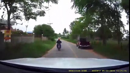 Quando um motociclista tailandês se cruza com uma cobra na estrada... surreal!