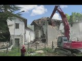 Castelsantangelo sul Nera (MC) - Terremoto, demolizione edificio a Nocelleto (29.05.17)