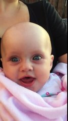 Un bébé fait des souffles framboises en ralenti !! Adorable