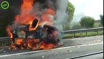 Un monospace en feu explose au passage de cette voiture